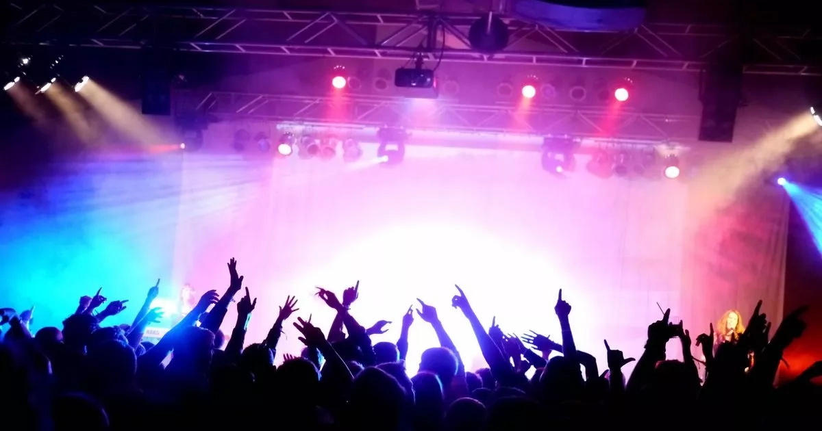 Tribute band has surprise guest star and crowd go wild as they realise who it is
