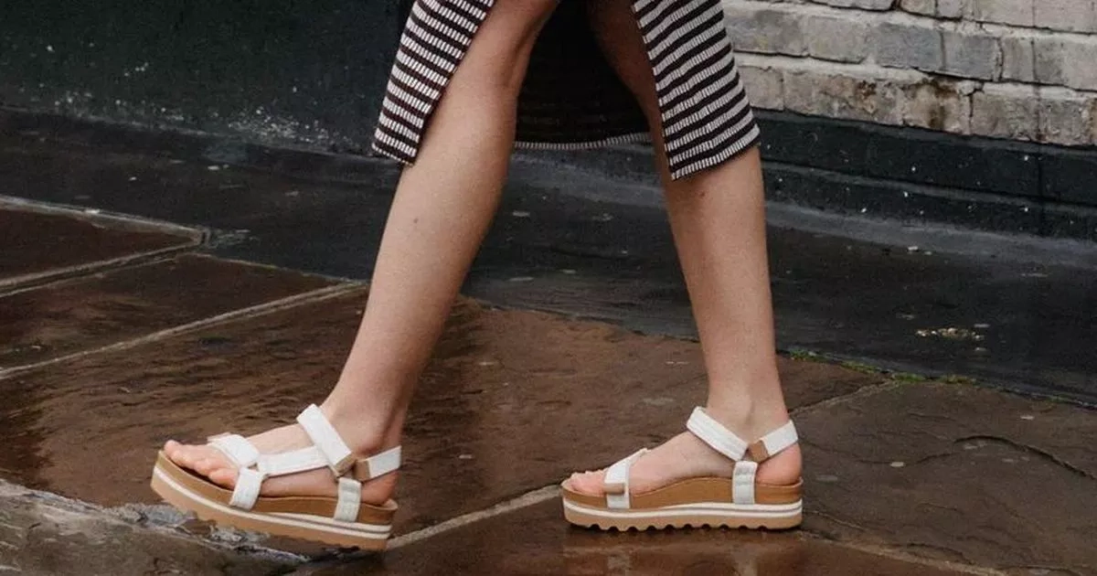 'Unbelievably comfy' sandals with great arch support are said to help arthritis