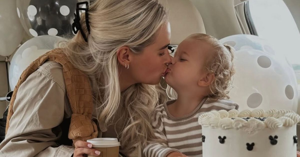 Molly-Mae risks wrath of fans as she gets private jet to Disneyland