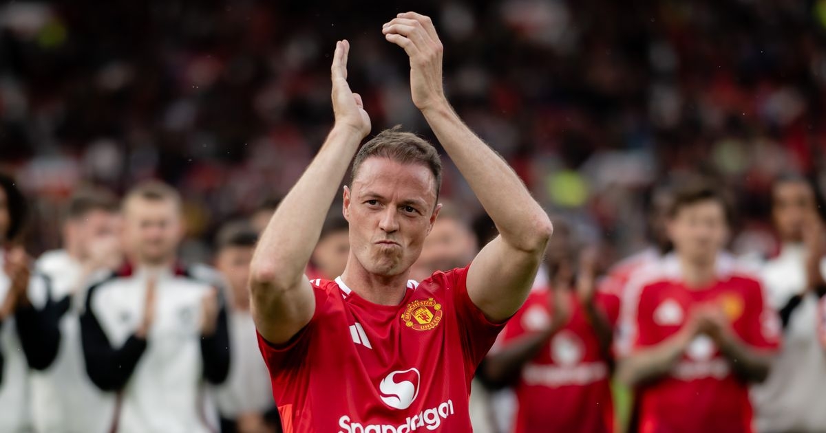 Jonny Evans makes surprise announcement on future after Man Utd release him