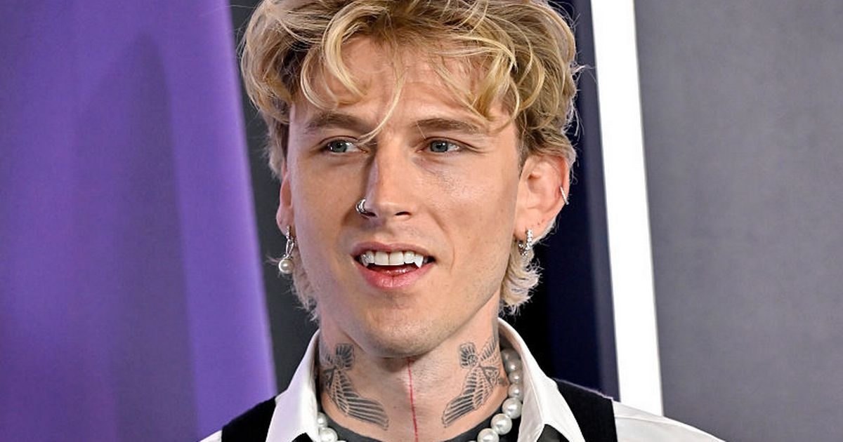 Worried Machine Gun Kelly leaves AMA early to be with ill baby in rare update
