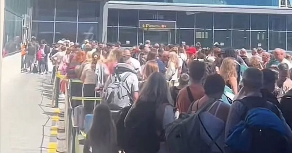 Spanish officials face emergency after Brits experience 'inhumane' queues