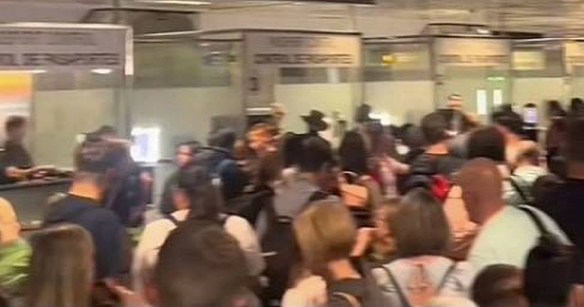 Tourists face 'inhuman' queues at Spanish airport amid emergency meeting
