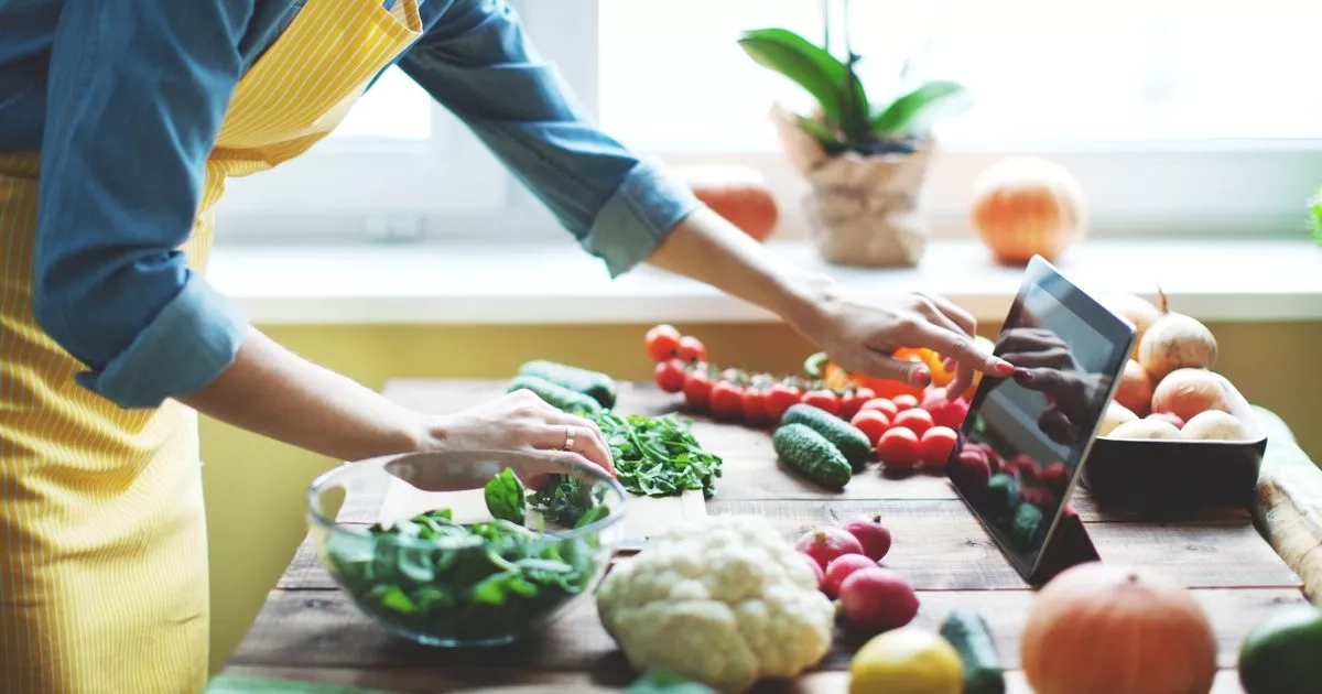 Foods to eat which could cut your dementia risk by 25% according to US study