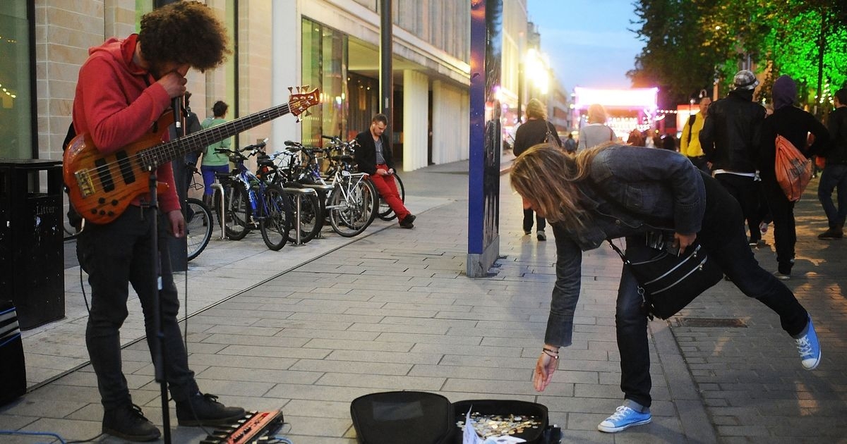 American busker in UK trying to earn cash to get home makes just £5 profit