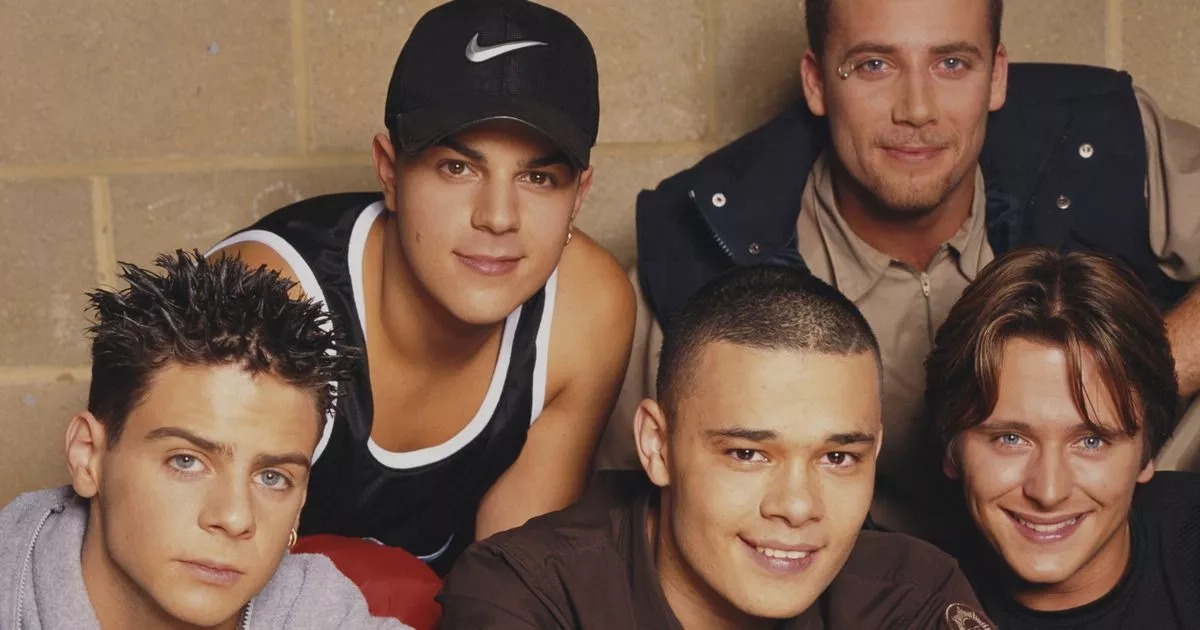 Five surprise Robbie Williams fans with first live performance in 25 years