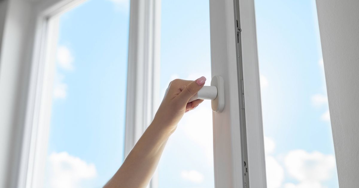 UK households told to close windows and doors from 10am until 3pm
