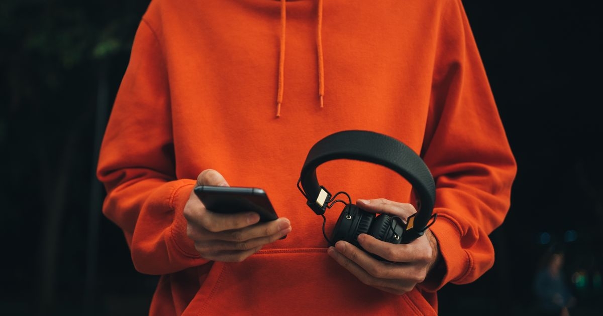 Anyone who uses headphones told to check setting or risk dementia