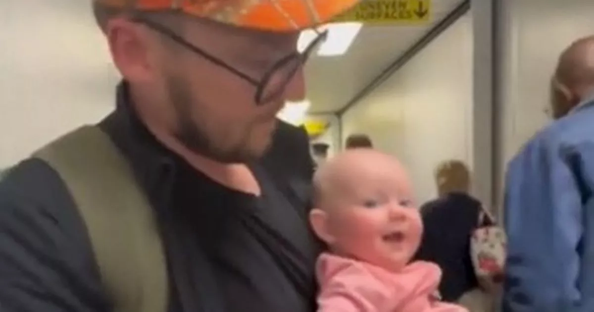 Dad makes baby 'apologise' to plane passengers 'for what she put them through'