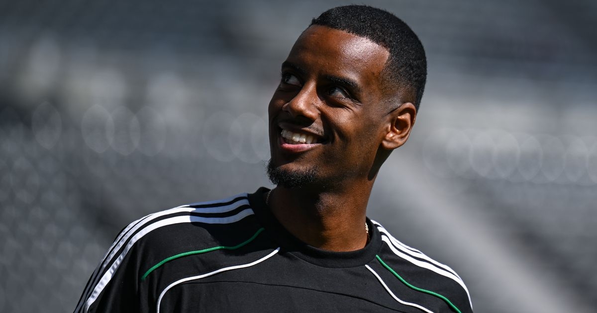 Alexander Isak as 'Liverpool's No9' gets two-word response and X-rated gesture