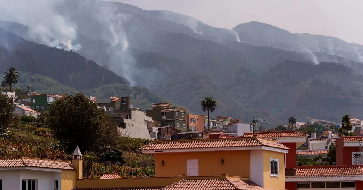 Heatwave and fire risk prompts double 'danger' alert on popular holiday islands