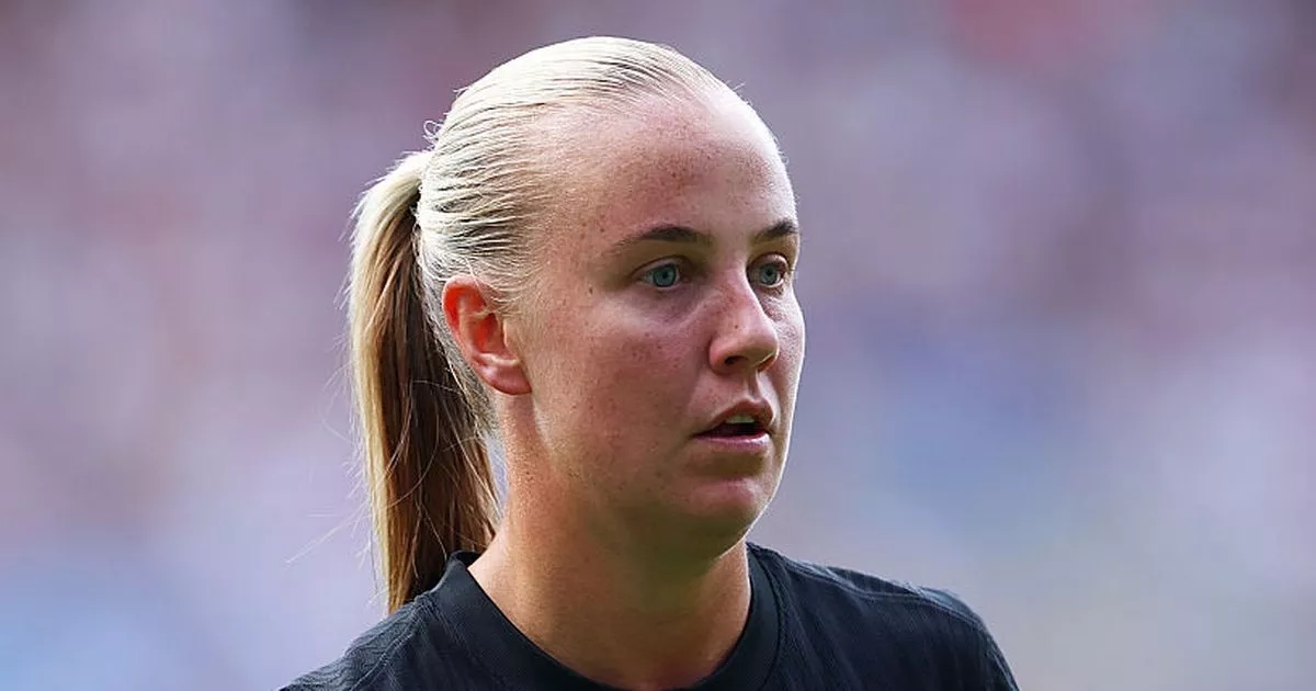 Beth Mead offers three-word injury update after suffering England Euros scare