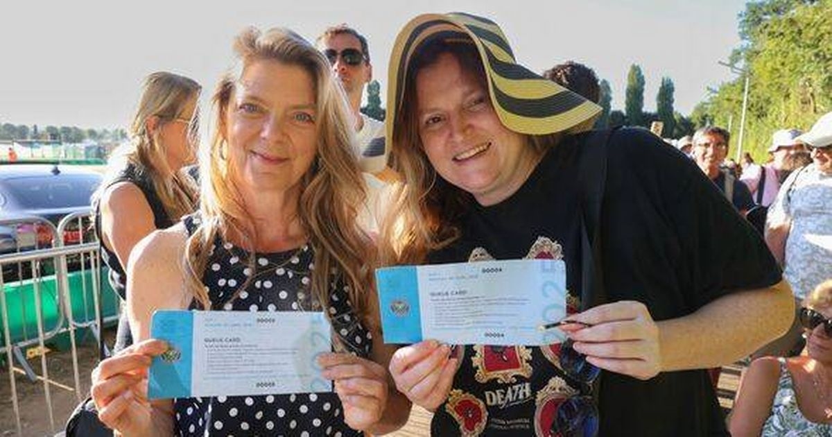Special reason women at front of Wimbledon queue let others move ahead of them
