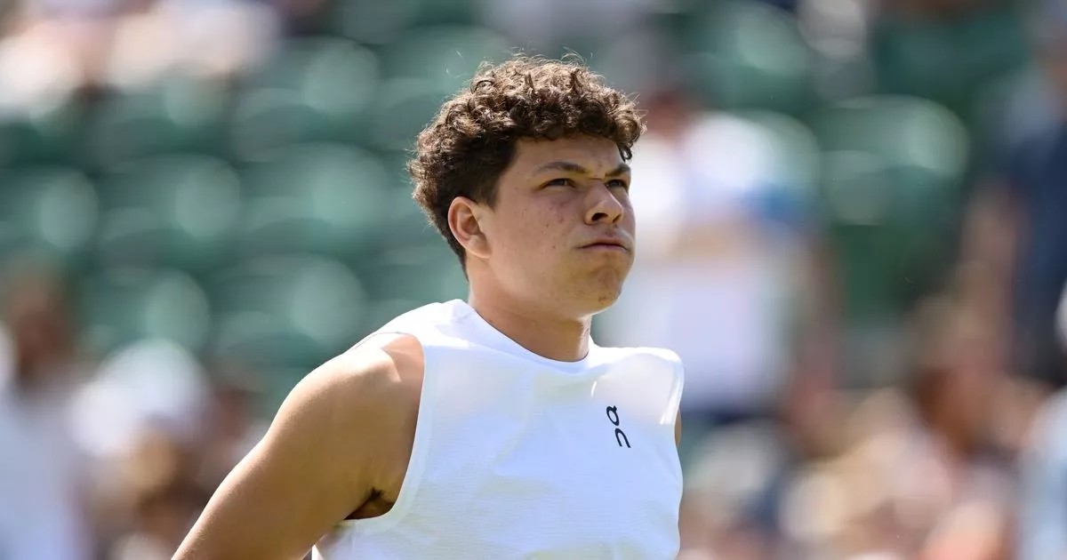Wimbledon star issues apology to crowd after winning match in 55 seconds