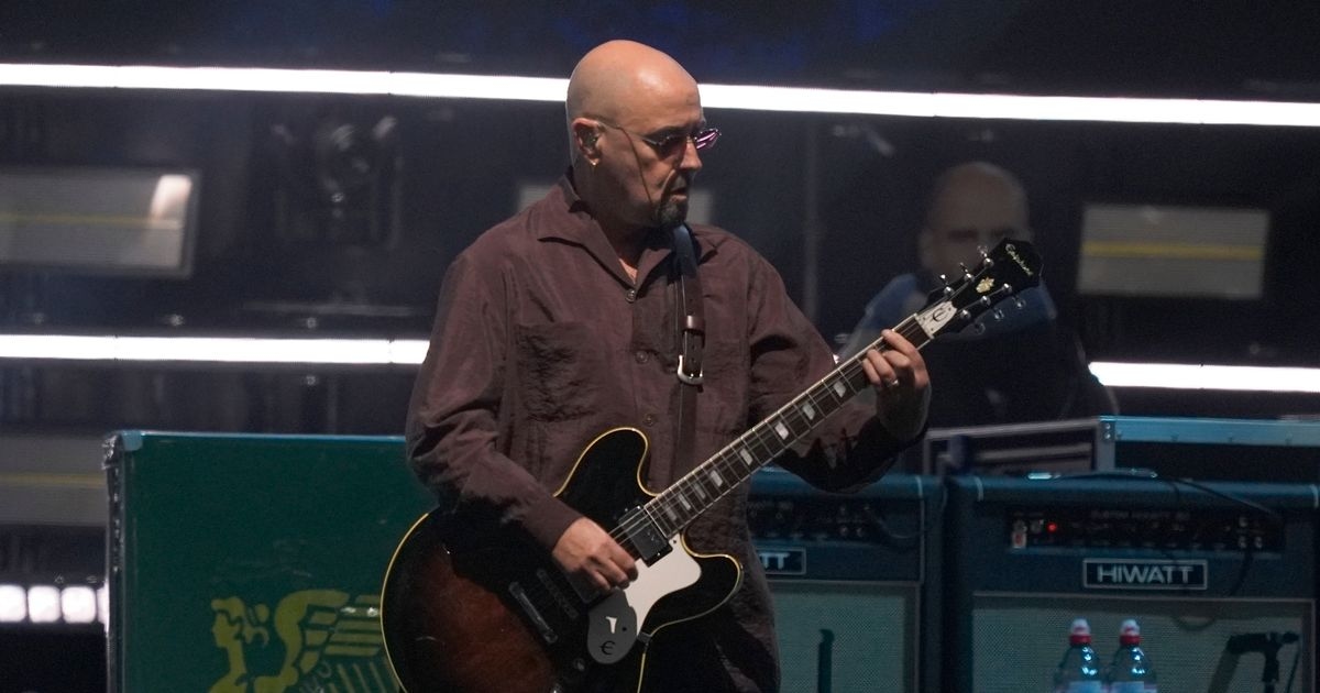 Oasis guitarist leaves fans in stitches with just one word as he hits back at setlist comment