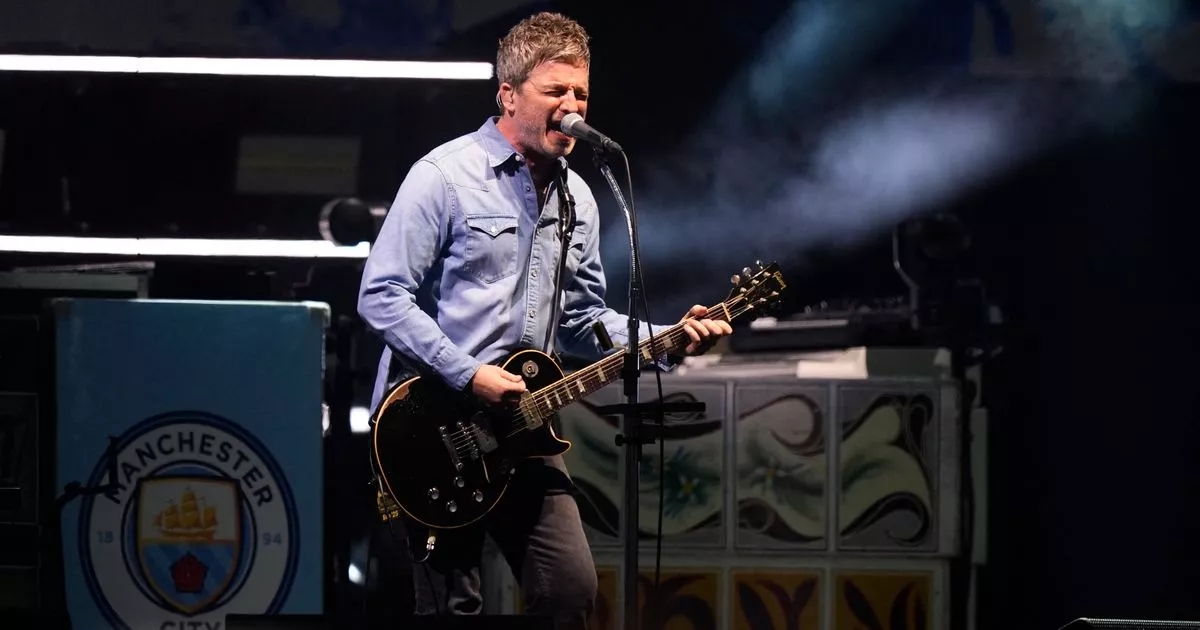 Oasis fans just realising why Noel Gallagher always has straw in mouth before gigs
