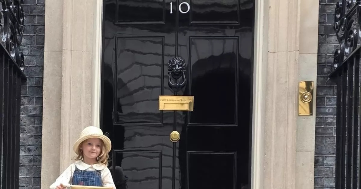 Little girl's organ donation plea for Keir Starmer as she delivers letter to No 10
