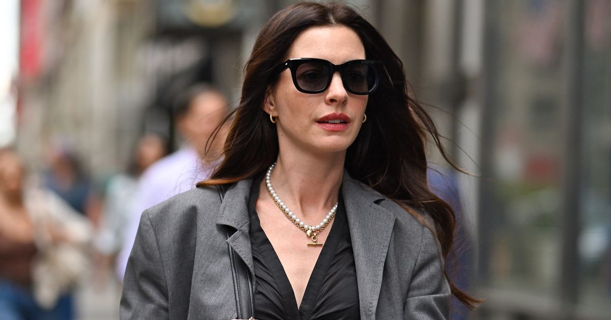 Shop Anne Hathaway's The Devil Wears Prada 2 T-bar necklace for £80 instead of £9k