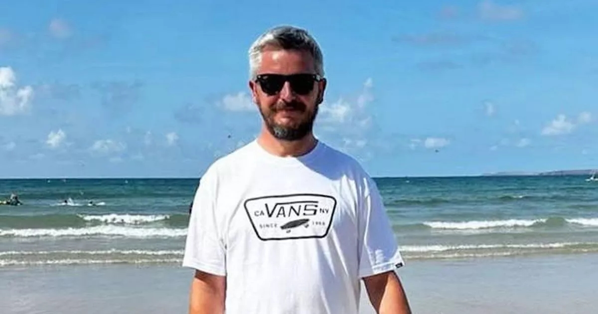 Man spends day at the beach as has people howling over tanning fail