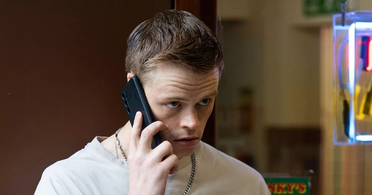 EastEnders' Oscar Branning gets close to unlikely resident - leaving Lauren in shock