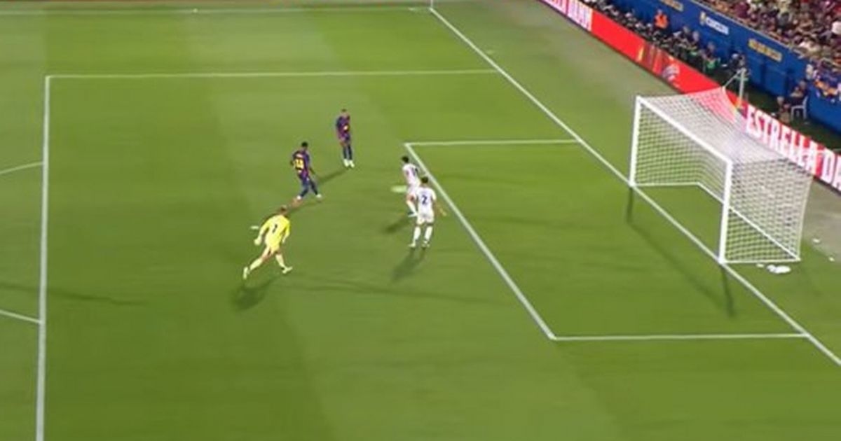 Barcelona fans makes Marcus Rashford feelings clear after 'miss of the season' calamity
