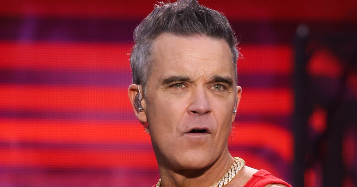 Robbie Williams fans gobsmacked as singer faces unlikely 'stage invader' on tour