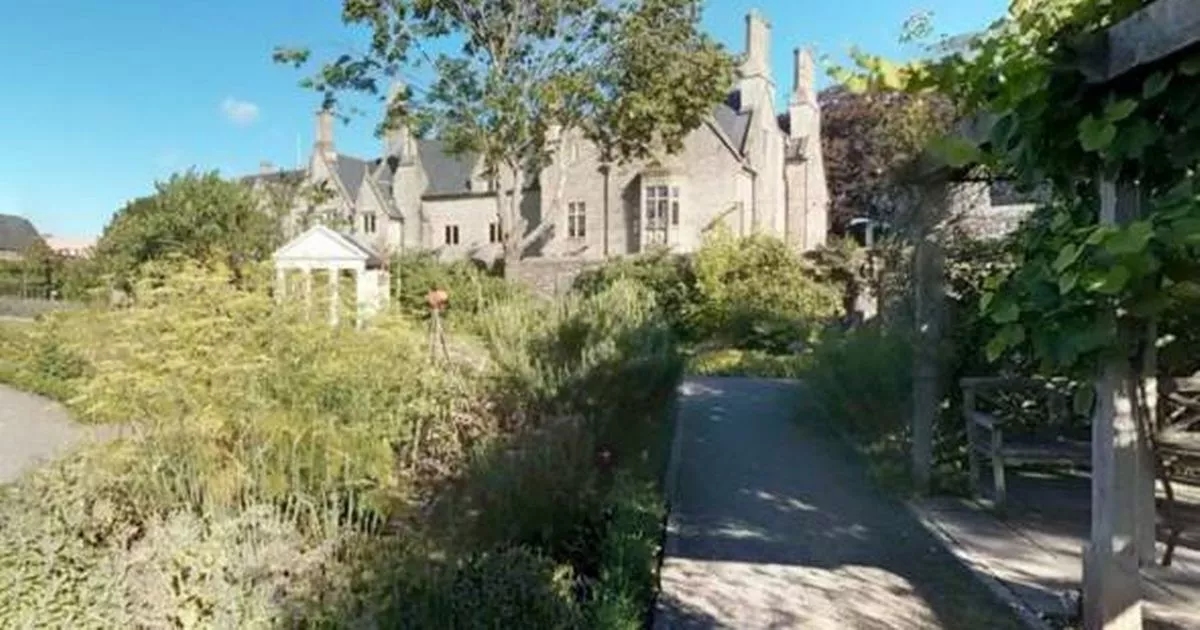 Hidden gem market town with glorious gardens and charming high street