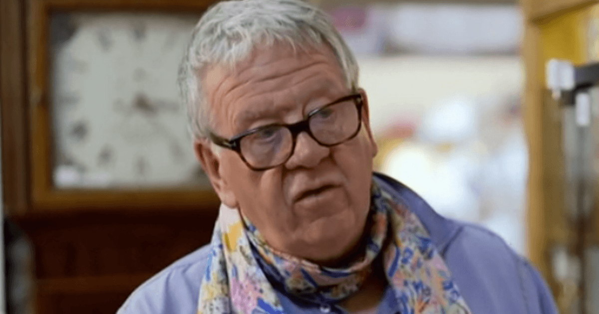 Antiques Road Trip expert issues warning after 'falling over' during chaotic deal