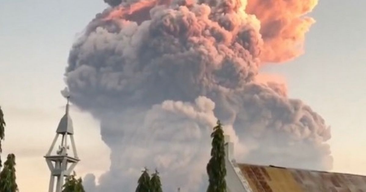 Volcano erupts sending ash 32,000ft into air with 'red alert' evacuation order