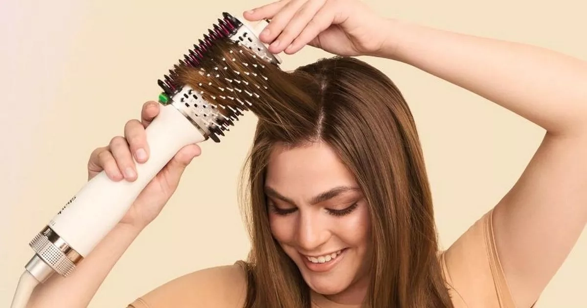 Shark SmoothStyle Hot Brush that gives 'bounciest blowdry' drops below £40 in deal stack