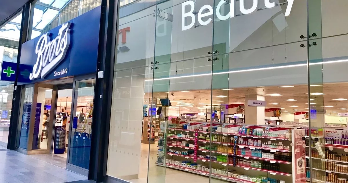 Boots shoppers who spend £34 bag £100 worth of freebies from Estee Lauder, No7 and more