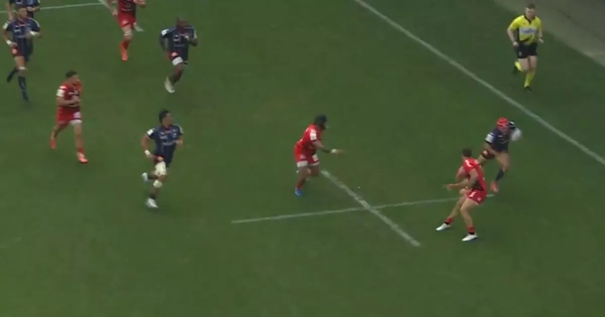 Rugby commentators in awe as Six Nations star scores incredible 80m try straight from kick-off