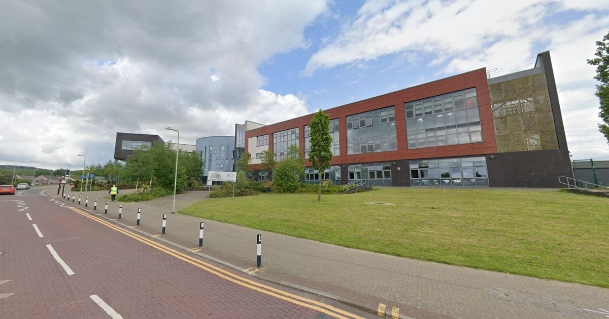 Secondary school says it will suspend pupils for using phones