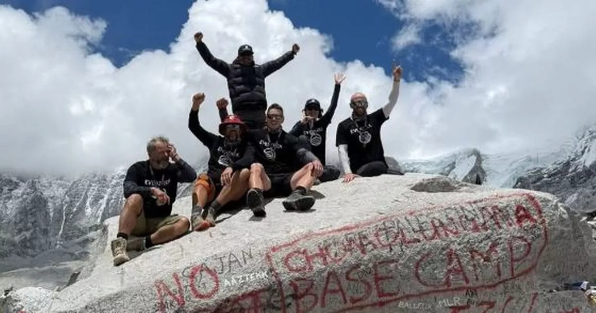 Wales rugby star Jonathan Davies climbs Everest as he ticks off 'bucket list' adventure