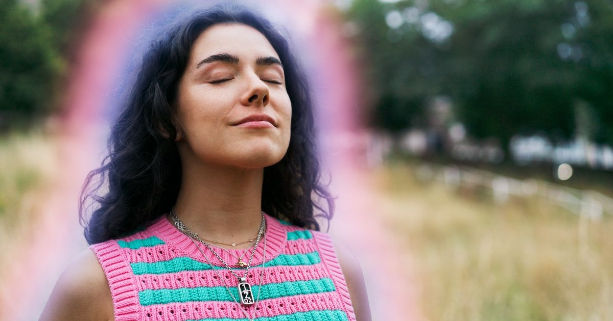 Humans emit a faint glow that disappears when we die, scientists say