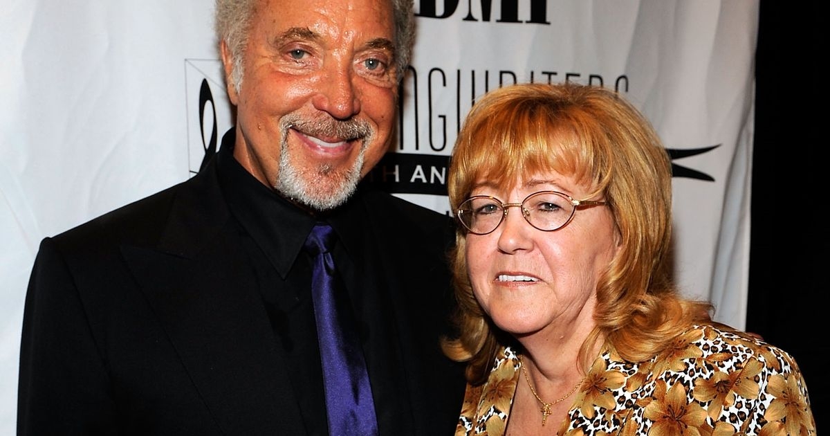 Tom Jones reveals tragic message his wife gave to him just before she died