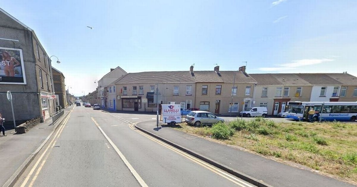 Bomb squad descends on Llanelli street as homes evacuated and roads closed