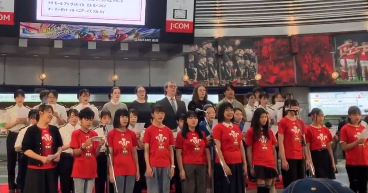 Schoolchildren burst into brilliant Welsh national anthem at Japanese train station