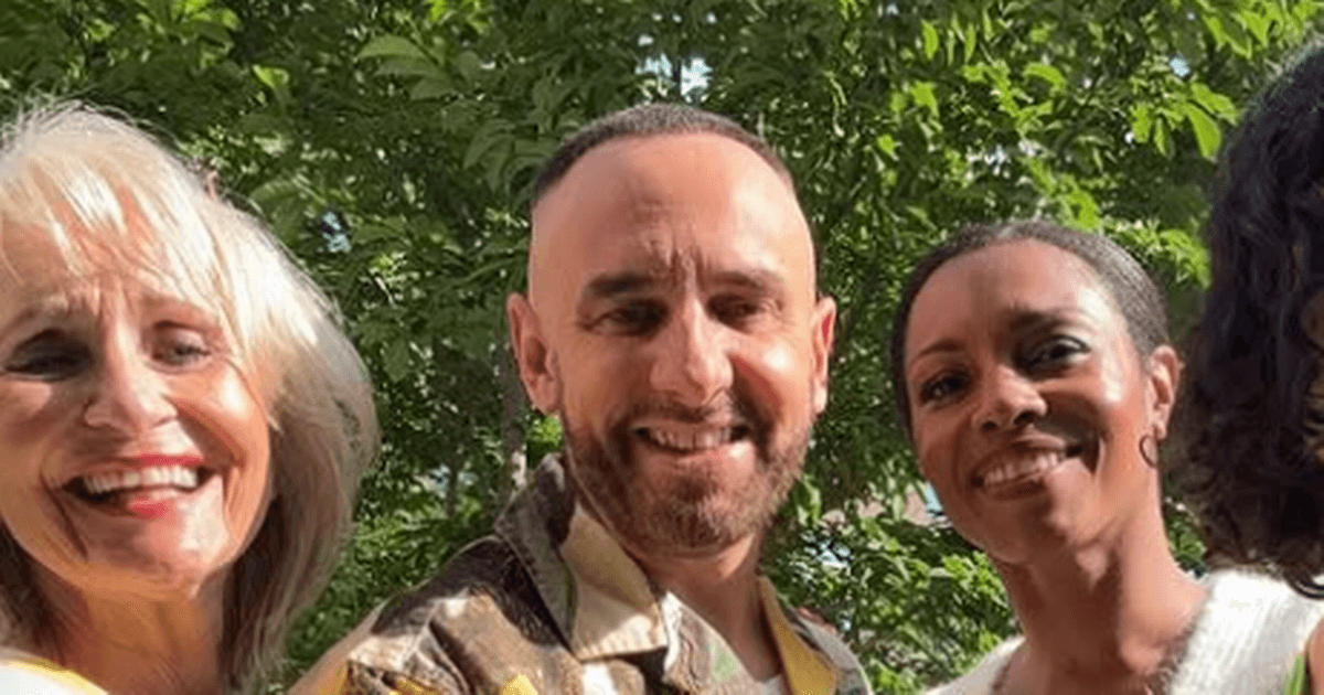 Stylist Mark Heyes has Lorraine viewers begging to know where to buy £42 shirt for summer