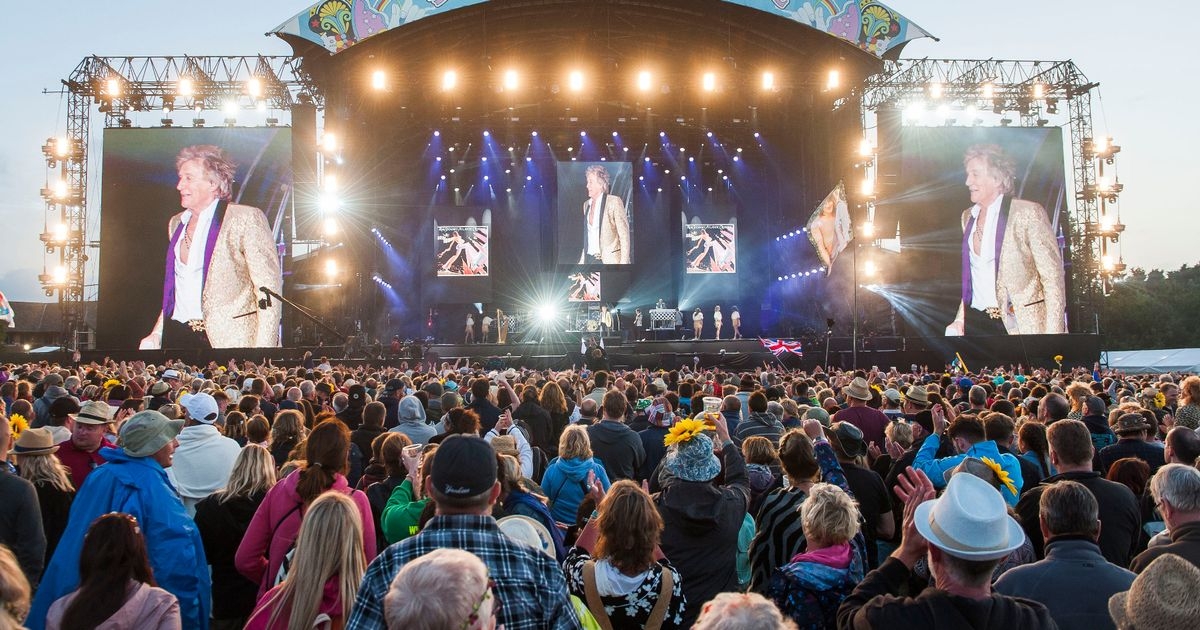 Fans ‘cannot believe their luck' as sun shines on Isle of Wight Festival