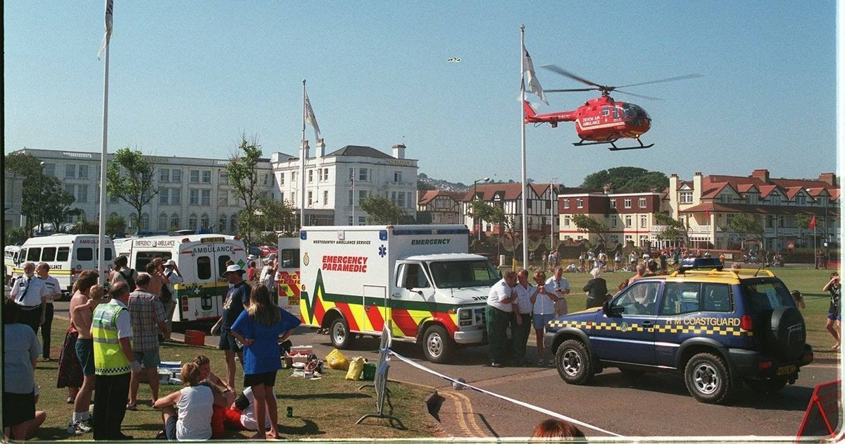 'Jaws-like' horror as 1,000 beachgoers covered in blood and sea turns red