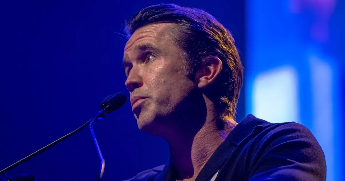 Rob McElhenney sings 'Yma o Hyd' and everyone says the same thing