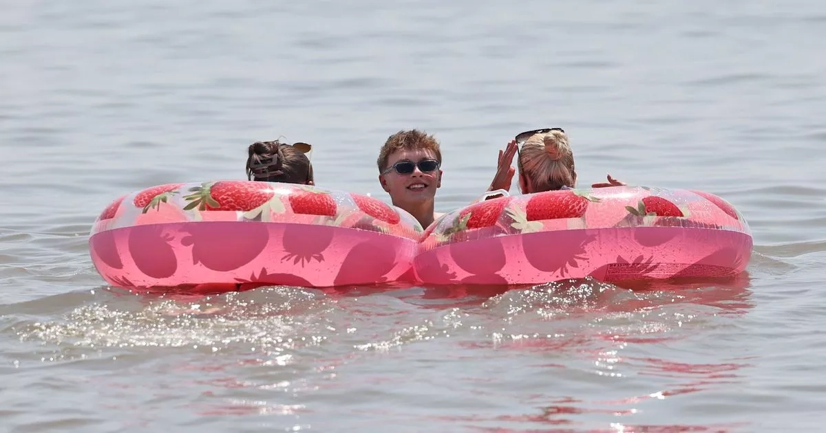 The best photos as people enjoy Barry Island on hottest day of the year so far