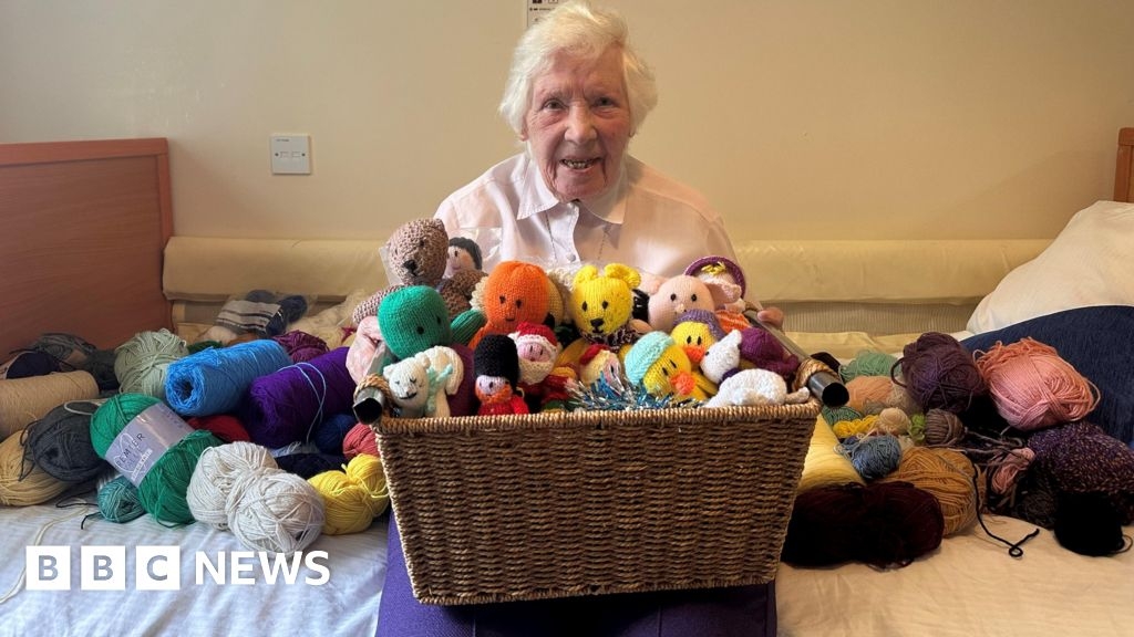 Glastonbury woman, 93, supports charity with knitted creations