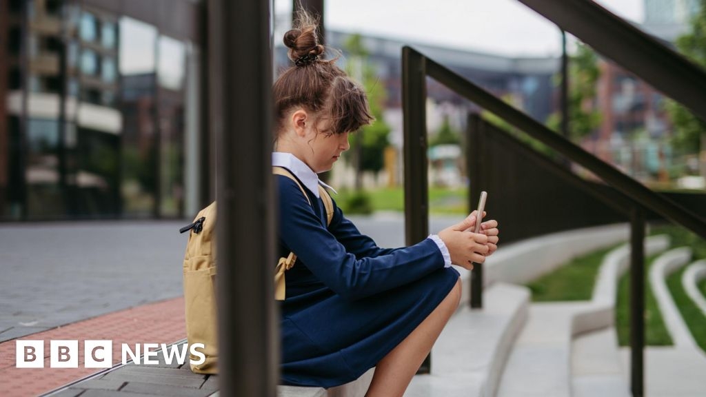Somerset mum says under-16s 'should not have smartphones'
