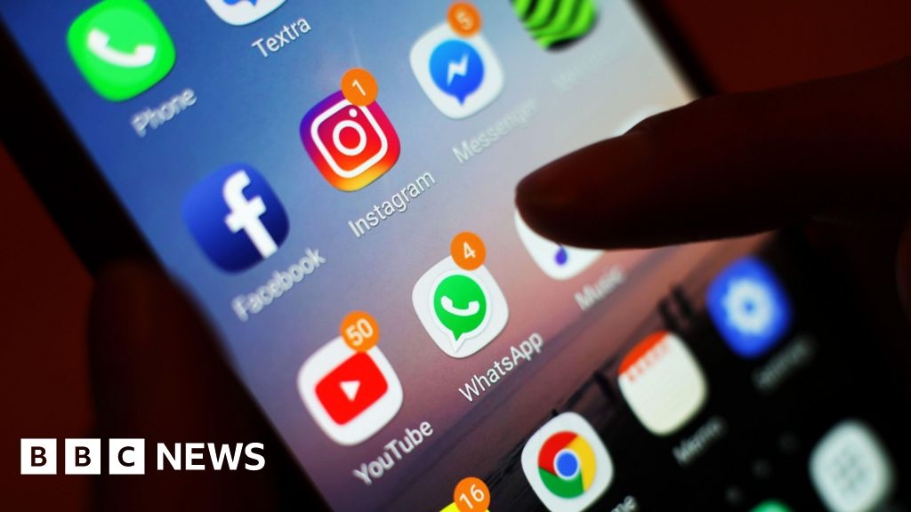 Woman teacher at Grays school banned for sexual messages to pupil