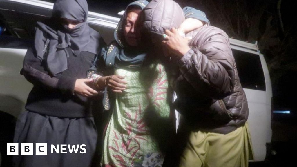 Pakistan train: Passengers recall 'doomsday scenes' after hijack