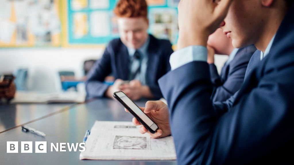 Dads call for ban on smartphones in schools across England