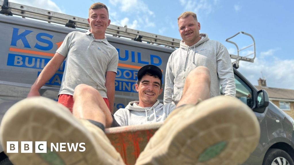 Friends to cross Humber Bridge in wheelbarrows for mental health charity