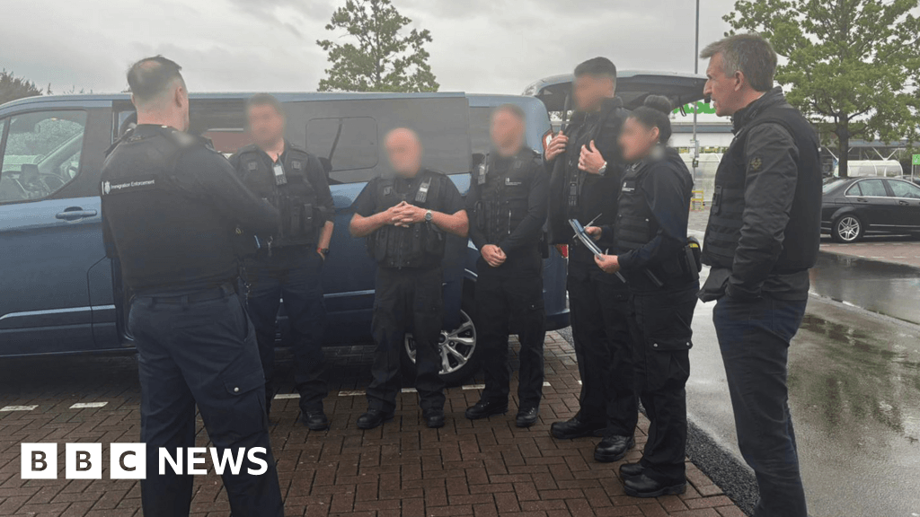 Suspected people-smuggling gang arrested in nationwide crackdown